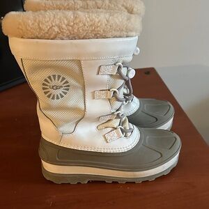 White and gray snow boots kids size 2
